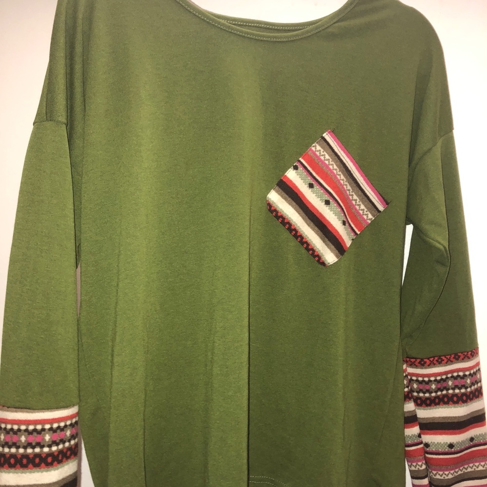 Green top w/ pattern sleeves and pocket